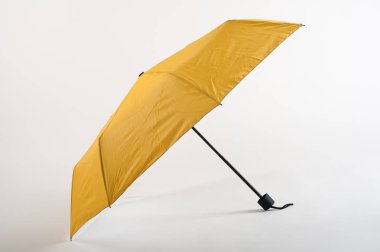 Beyaz arka plan üzerinde izole sarı şemsiye açıldı