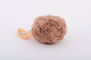 Yumuşak kahverengi banyo puf ya da beyaz arka plan üzerinde izole sünger