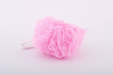 Yumuşak pembe banyo puf ya da beyaz arka plan üzerinde izole sünger