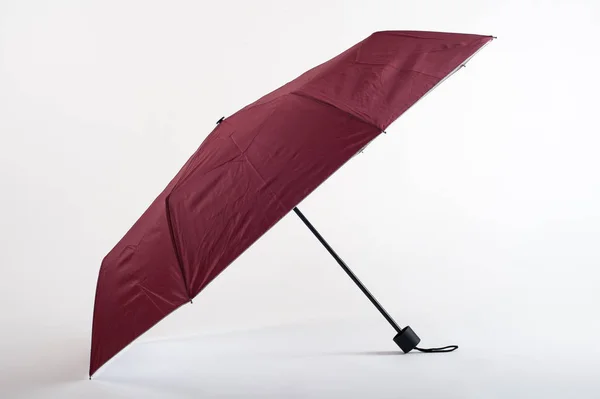 Geöffneter kastanienbrauner Regenschirm isoliert auf weißem Hintergrund — Stockfoto