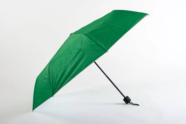 Geöffneter grüner Regenschirm isoliert auf weißem Hintergrund — Stockfoto