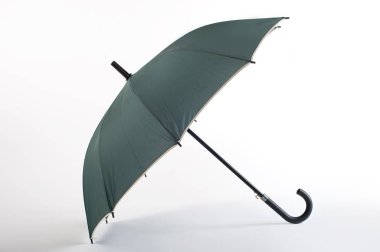 Beyaz arka plan üzerinde izole açık yeşil şemsiye