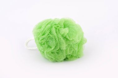 Yumuşak yeşil banyo puf ya da beyaz arka plan üzerinde izole sünger