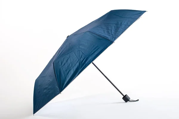 Geöffneter blauer Regenschirm isoliert auf weißem Hintergrund — Stockfoto