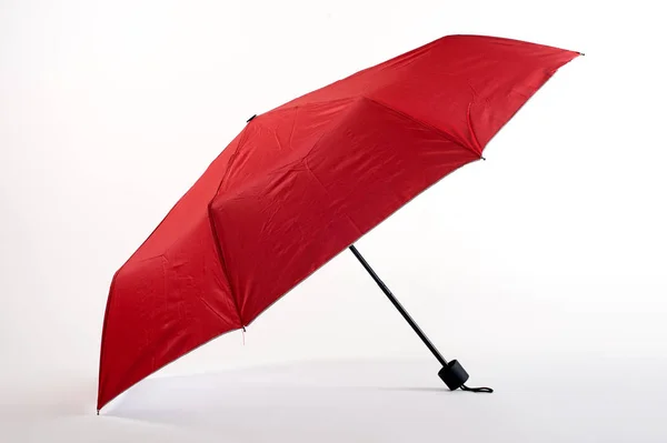 Geöffneter roter Regenschirm isoliert auf weißem Hintergrund — Stockfoto