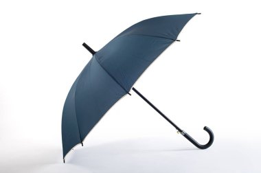 Beyaz arka plan üzerinde izole mavi şemsiye açıldı