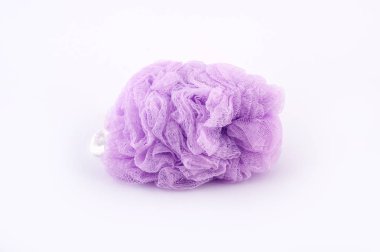 Yumuşak mor banyo puf ya da beyaz arka plan üzerinde izole sünger