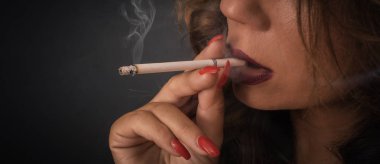 Seksi şık Bayan kadın Sigara İçilmeyen portresi. Moda g