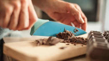 Eller kadın kutlama pastası için çikolata blok doğrama