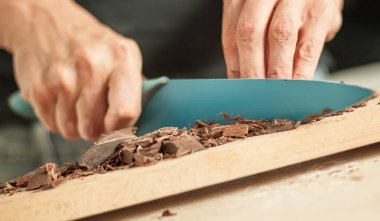 Eller kadın kutlama pastası için çikolata blok doğrama