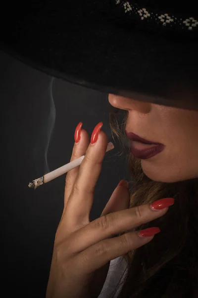 Porträtt av sexiga elegant lady kvinna med hatt rökning cigarett — Stockfoto