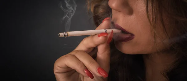 Porträtt av sexiga elegant lady kvinna rökning cigarett. Mode g — Stockfoto