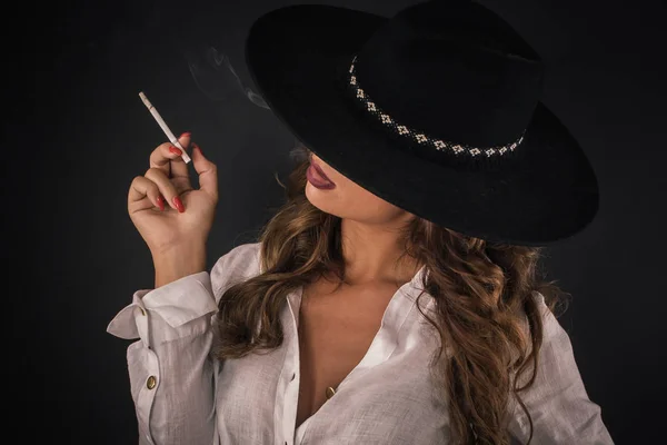 Πορτρέτο της σέξι κυρία κομψή γυναίκα με καπέλο καπνίζοντας τσιγάρο — Φωτογραφία Αρχείου