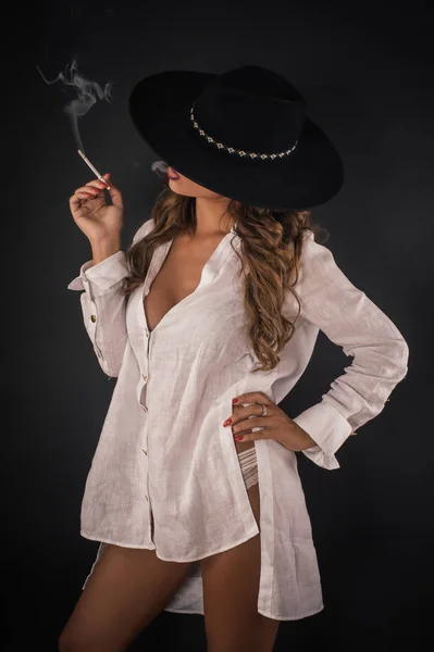 Şapka duman sigara ile seksi zarif hanımefendi kadın portresi — Stok fotoğraf