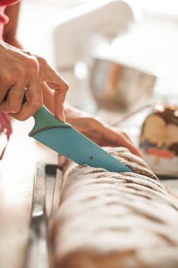 Kadın kesme şeker dekorasyon mutfak ile çikolatalı kek 