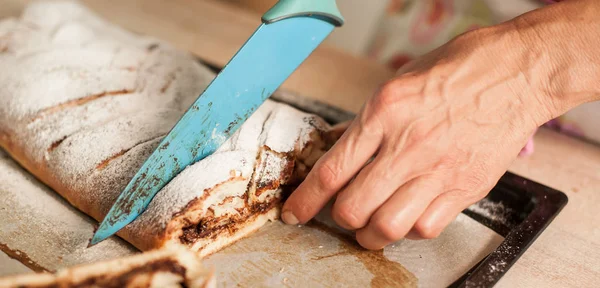 Kadın kesme şeker dekorasyon mutfak ile çikolatalı kek 