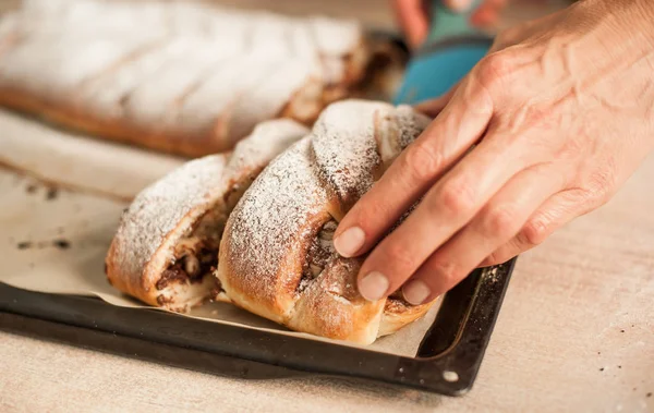 Kadın kesme şeker dekorasyon mutfak ile çikolatalı kek 