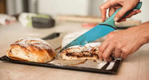 Kadın kesme şeker dekorasyon mutfak ile çikolatalı kek 