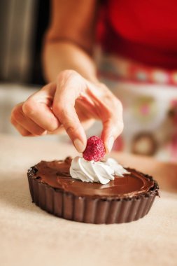 Krem şanti ve raspb ile Çikolatalı pasta hazırlama kadın Şef