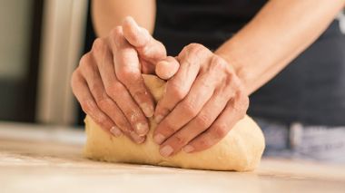 Kadın el'de ev mutfağını tabloda hamur yoğurmak