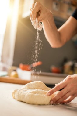 Kadın el'de ev mutfağını tabloda hamur yoğurmak