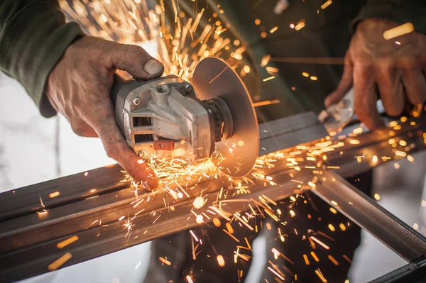 Elektrische Schleifscheiben an Stahlkonstruktion in der Fabrik — Stockfoto