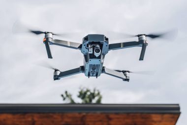 Uav İHA helikopteri yüksek çözünürlüklü dijital kamerayla uçuyor