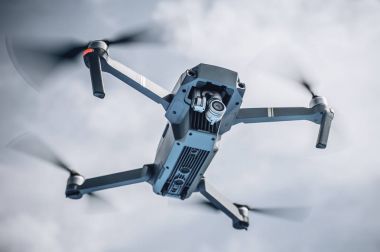 Uav İHA helikopteri yüksek çözünürlüklü dijital kamerayla uçuyor