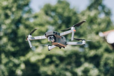 Uav İHA helikopteri yüksek çözünürlüklü dijital kamerayla uçuyor