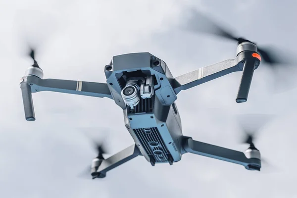 Drohnen-Hubschrauber Uav fliegt mit hochauflösender Digitalkamera — Stockfoto
