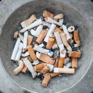 Kül tablası sigara popo ve kül dolu. Gerçek hayat sahne