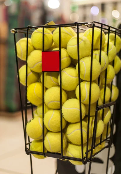 Große Anzahl an gelben Tennisbällen im Korb — Stockfoto