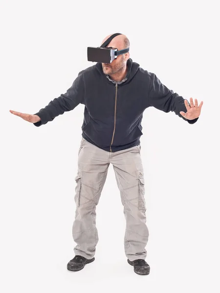 Hombre jugar VR juego de disparos con gafas de realidad virtual —  Fotos de Stock