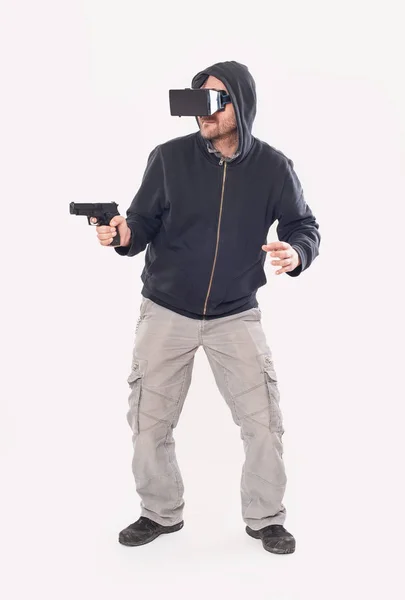 Hombre jugar juego de disparos VR con pistola vr y gafas —  Fotos de Stock