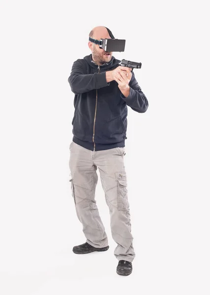 Hombre jugar juego de disparos VR con pistola vr y gafas —  Fotos de Stock