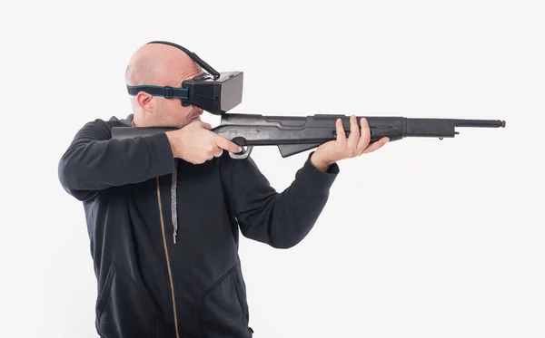 Homme jouer VR jeu de tir avec vr fusil et lunettes — Photo