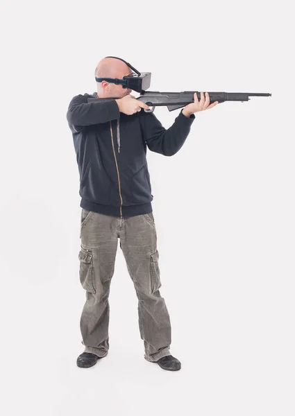 男人玩 Vr vr 步枪与眼镜的射击游戏 — 图库照片