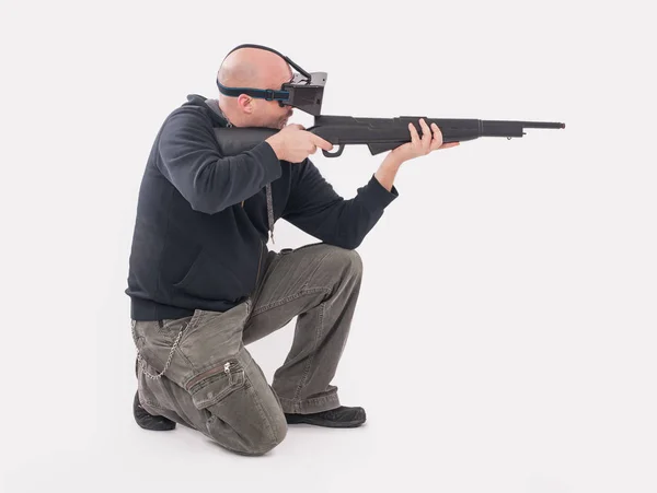 Homme jouer VR jeu de tir avec vr fusil et lunettes — Photo