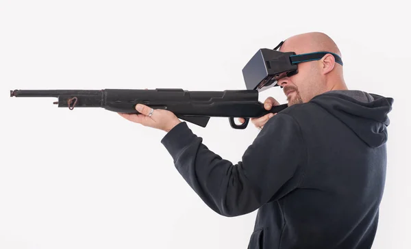 Hombre jugar juego de disparos VR con rifle vr y gafas —  Fotos de Stock