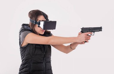Kadın oyun Vr vr gözlük ve silah ile shooter oyunu