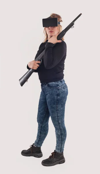 Женщина играть VR шутер игра с VR очки и винтовка — стоковое фото