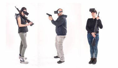 Bir grup insan sanal gerçeklik gözlük ile eğleniyor