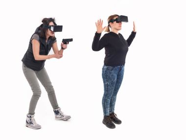 Sanal gerçeklik gözlük ile eğleniyor genç adamla montaj