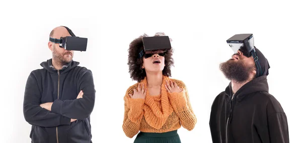 Grupo de personas divirtiéndose con gafas de realidad virtual —  Fotos de Stock