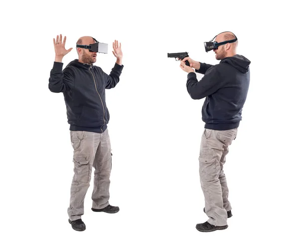 Montaje con hombre joven divirtiéndose con gafas de realidad virtual —  Fotos de Stock