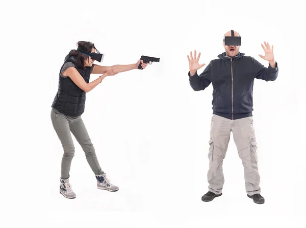 Pareja joven divirtiéndose con gafas de realidad virtual —  Fotos de Stock