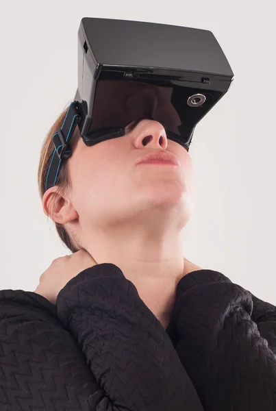 Mujer jugar VR juego de disparos con gafas de realidad virtual —  Fotos de Stock