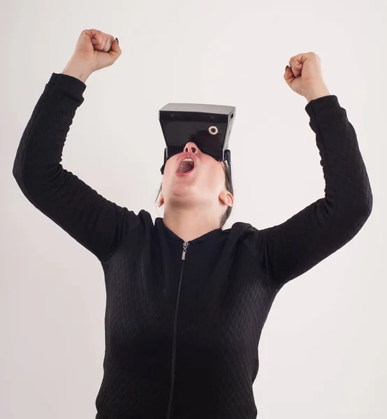 Mujer jugar VR juego de disparos con gafas de realidad virtual —  Fotos de Stock