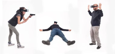 Bir grup insan sanal gerçeklik gözlük ile eğleniyor