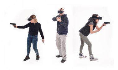 Bir grup insan sanal gerçeklik gözlük ile eğleniyor